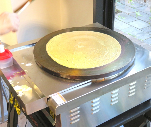 クレープ生地を焼く様子