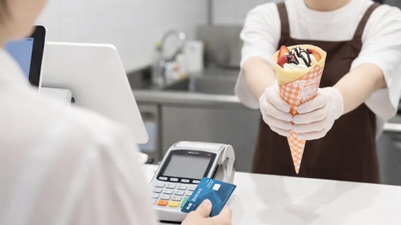 クレープをクレカで買う様子