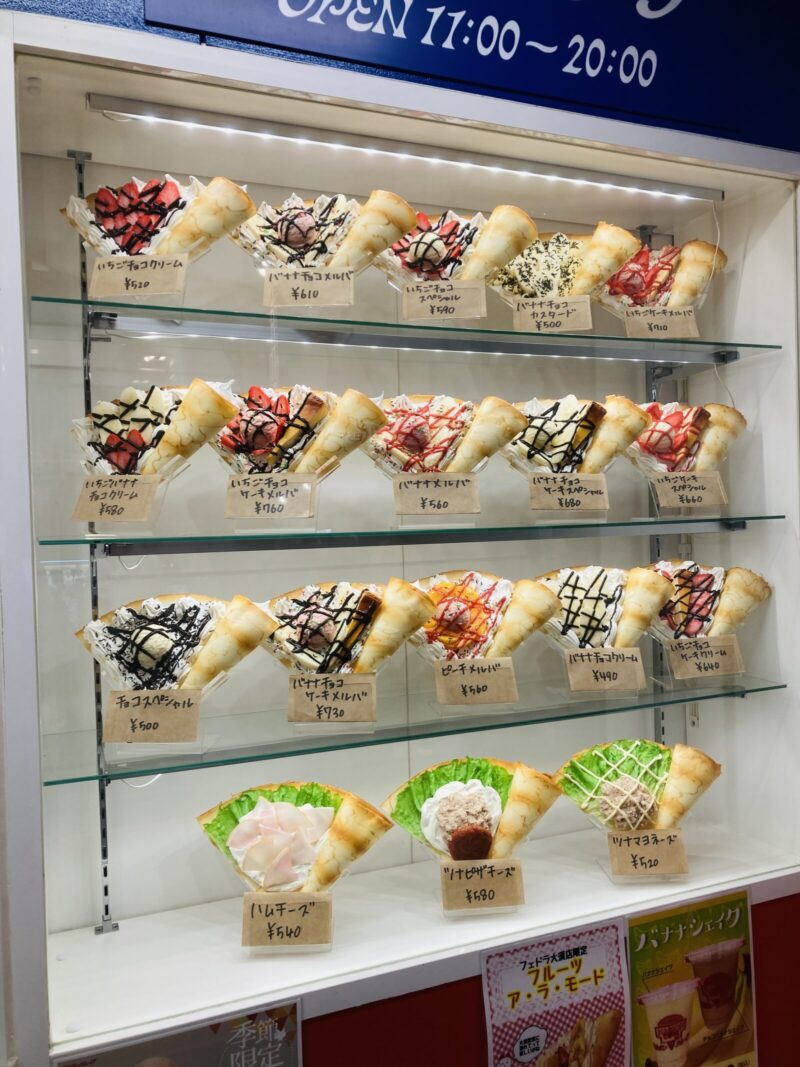 クレープサンプルが並べられたショーケース