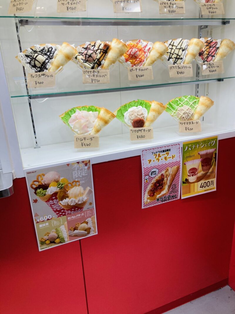 ショーケース下にあるポスター