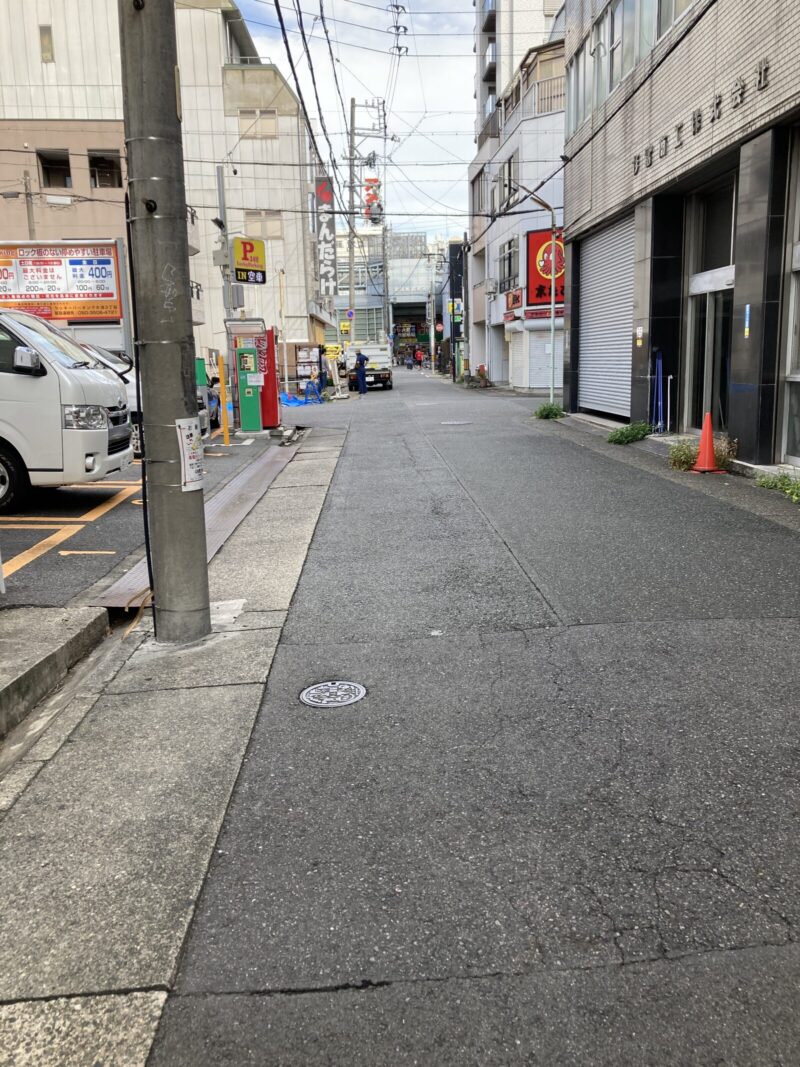 左折した路地の様子