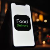 スマホでのフードデリバリーアプリのイメージ画像