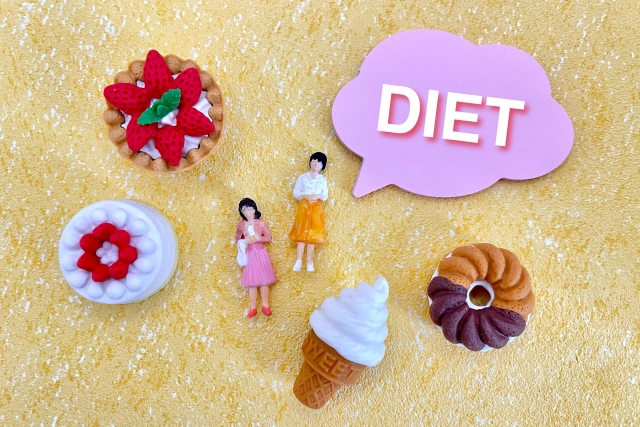女性がダイエットについて話すイメージ