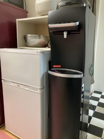 ハミングウォーターを一人暮らし用冷蔵庫と並べた画像